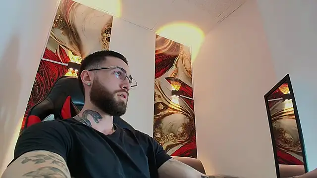 Snapshot of Luke_davis01 chatting on 11/15/25, 01:07 Luke davis01 online show from 11/15/25, 01:07