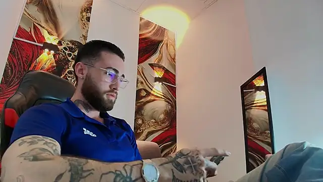 Snapshot of Luke_davis01 chatting on 11/18/25, 02:43 Luke davis01 online show from 11/18/25, 02:43