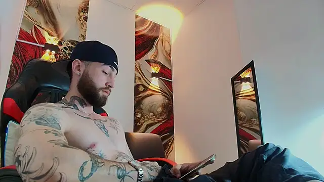 Snapshot of Luke_davis01 chatting on 11/19/25, 01:22 Luke davis01 online show from 11/19/25, 01:22