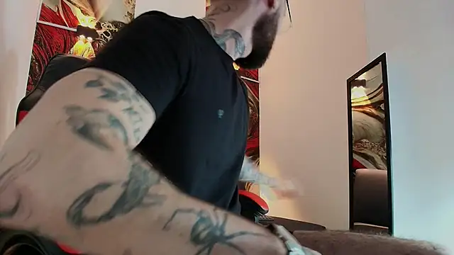 Snapshot of Luke_davis01 chatting on 11/21/25, 01:10 Luke davis01 online show from 11/21/25, 01:10