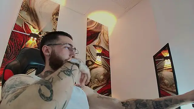 Snapshot of Luke_davis01 chatting on 11/28/25, 01:14 Luke davis01 online show from 11/28/25, 01:14