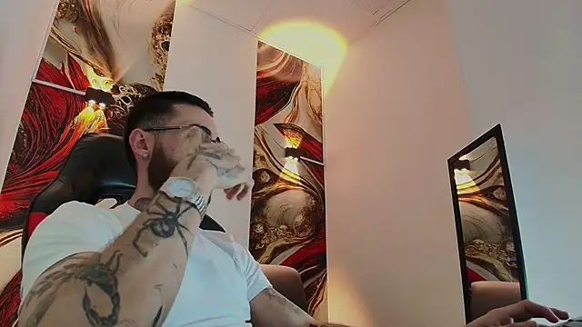 Snapshot of Luke_davis01 chatting on 11/29/25, 01:03 Luke davis01 online show from 11/29/25, 01:03