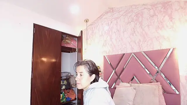 Saori Sann  online show from 12/21/25, 12:23