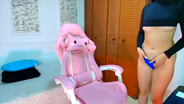 Snapshot of Danella_houston chatting on 11/19/25, 01:00 Danella houston online show from 11/19/25, 01:00