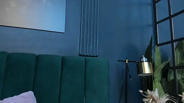 scarlet edwars online show from 10/28/25, 07:49