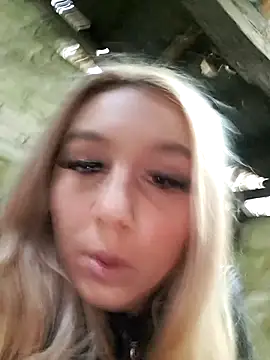 Snapshot of hotamanda01 chatting on 11/14/25, 01:43 hotamanda01 online show from 11/14/25, 01:43