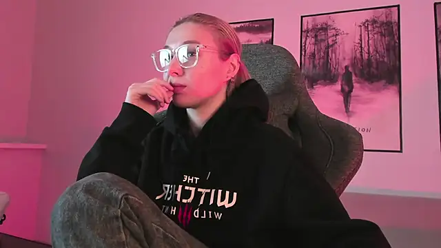 Snapshot of PhilippaAdamas chatting on 03/01/25, 05:42 PhilippaAdamas online show from 03/01/25, 05:42