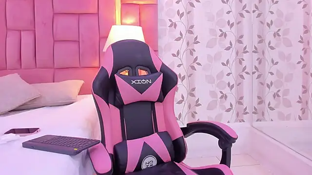 Snapshot of ArianaFranco chatting on 11/08/25, 01:22 ArianaFranco online show from 11/08/25, 01:22