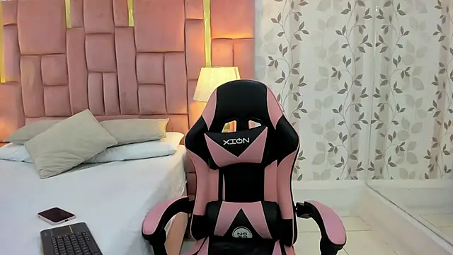 Snapshot of ArianaFranco chatting on 11/25/25, 01:22 ArianaFranco online show from 11/25/25, 01:22