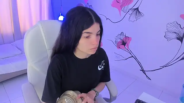 Isabela Fiorelli online show from 03/18/25, 12:03