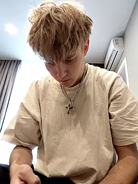 Snapshot of And25bn chatting on 10/29/25, 11:23 And25bn online show from 10/29/25, 11:23