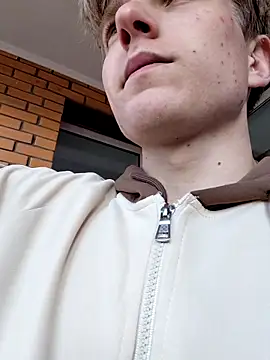 Snapshot of And25bn chatting on 11/03/25, 07:09 And25bn online show from 11/03/25, 07:09