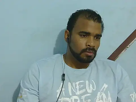 Snapshot of YOX22 chatting on 11/04/25, 05:06 YOX22 online show from 11/04/25, 05:06