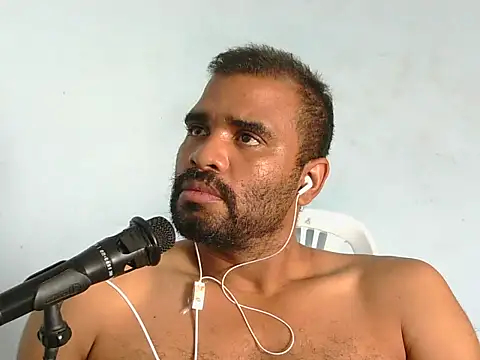 Snapshot of YOX22 chatting on 03/08/26, 08:01 YOX22 online show from 03/08/26, 08:01