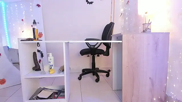 Snapshot of Emylyjonhs chatting on 10/21/25, 08:20 Emylyjonhs online show from 10/21/25, 08:20