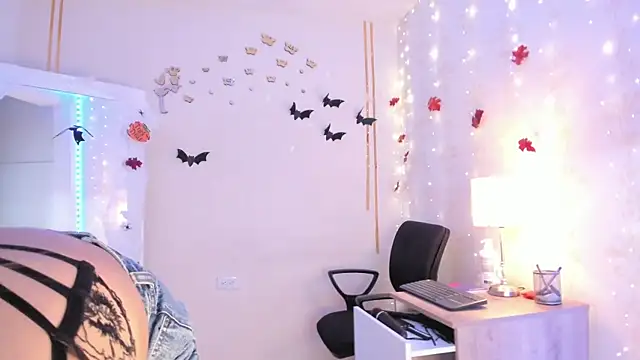 Snapshot of Emylyjonhs chatting on 10/28/25, 08:33 Emylyjonhs online show from 10/28/25, 08:33