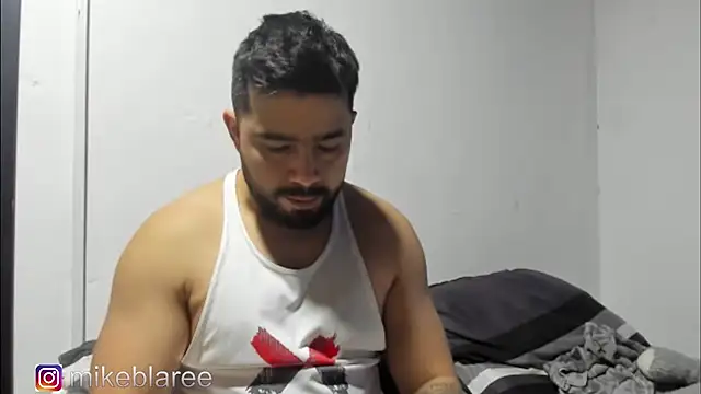 Snapshot of mikeblaree chatting on 10/28/25, 03:04 mikeblaree online show from 10/28/25, 03:04