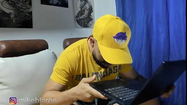 Snapshot of mikeblaree chatting on 11/27/25, 03:25 mikeblaree online show from 11/27/25, 03:25