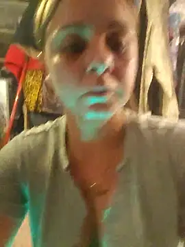 Snapshot of ShysluutGia chatting on 12/22/25, 04:20 ShysluutGia online show from 12/22/25, 04:20