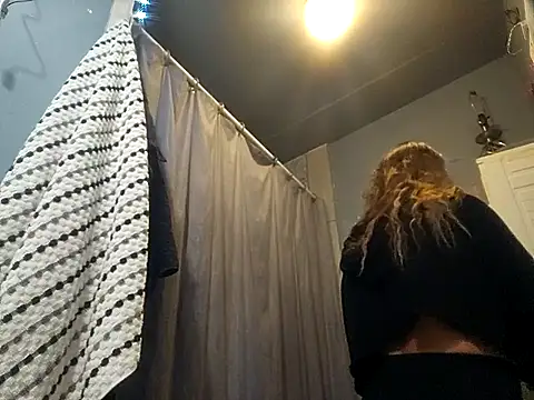 Snapshot of ShysluutGia chatting on 12/23/25, 06:11 ShysluutGia online show from 12/23/25, 06:11