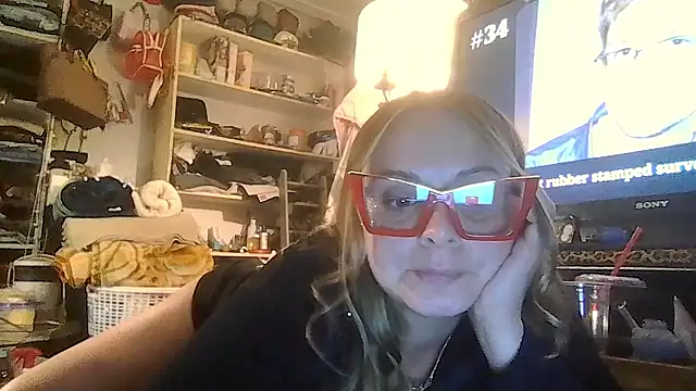 Snapshot of ShysluutGia chatting on 01/17/26, 07:35 ShysluutGia online show from 01/17/26, 07:35