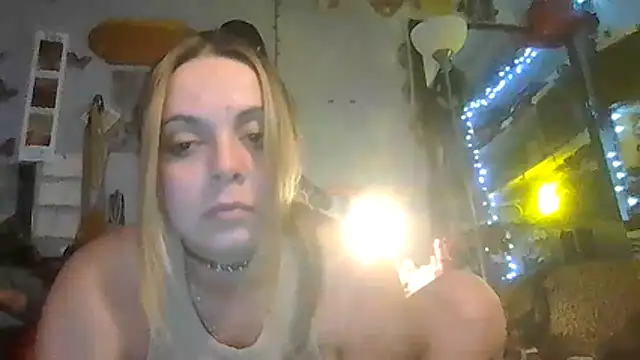 Snapshot of ShysluutGia chatting on 02/05/26, 10:53 ShysluutGia online show from 02/05/26, 10:53