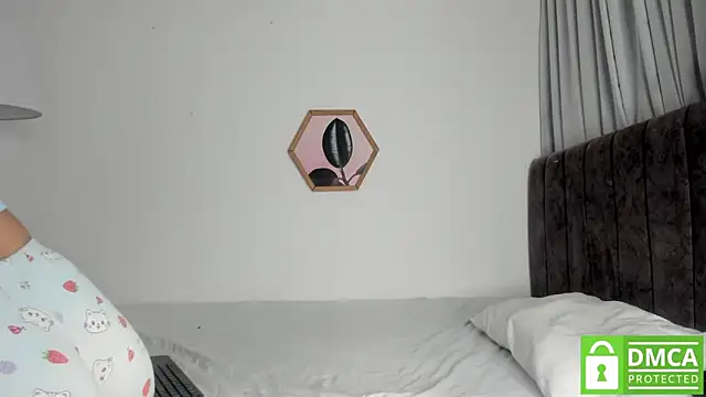 Snapshot of Dhalila_ chatting on 10/24/25, 01:35 Dhalila online show from 10/24/25, 01:35