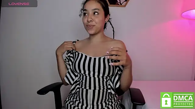 Snapshot of Dhalila_ chatting on 11/14/25, 01:15 Dhalila online show from 11/14/25, 01:15