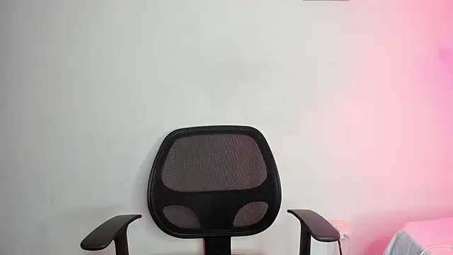 Snapshot of Dhalila_ chatting on 11/27/25, 10:23 Dhalila online show from 11/27/25, 10:23