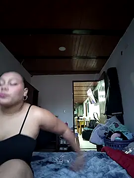 Snapshot of CHLOE_ISABELL chatting on 11/06/25, 10:32 CHLOE ISABELL online show from 11/06/25, 10:32