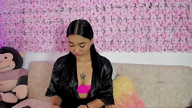 Lynda Bonnie online show from 10/23/25, 01:10