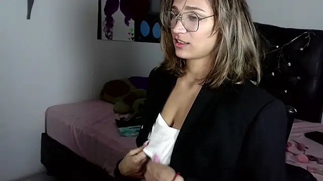 Snapshot of Auroraa_soul chatting on 12/14/25, 09:03 Auroraa soul online show from 12/14/25, 09:03