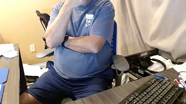 Snapshot of olderandwiser2 chatting on 09/09/25, 04:23 olderandwiser2 online show from 09/09/25, 04:23