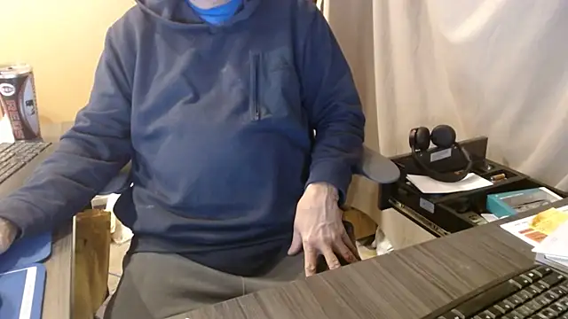 Snapshot of olderandwiser2 chatting on 11/23/25, 04:34 olderandwiser2 online show from 11/23/25, 04:34