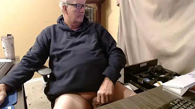 Snapshot of olderandwiser2 chatting on 12/02/25, 05:13 olderandwiser2 online show from 12/02/25, 05:13