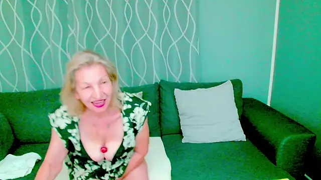 Snapshot of adeleadison chatting on 09/24/25, 02:37 adeleadison online show from 09/24/25, 02:37