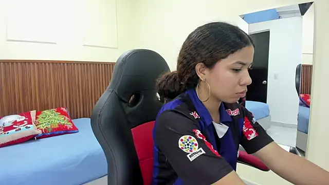 Snapshot of MELINAMARTINS chatting on 12/16/25, 07:30 MELINAMARTINS online show from 12/16/25, 07:30