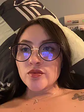 Snapshot of ValentinaOrtiz3 chatting on 05/16/26, 02:52 ValentinaOrtiz3 online show from 05/16/26, 02:52