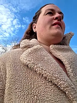 Snapshot of justtess chatting on 12/16/25, 10:42 justtess online show from 12/16/25, 10:42