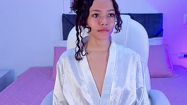 Snapshot of sara_sharma_ chatting on 09/18/25, 01:24 sara sharma online show from 09/18/25, 01:24