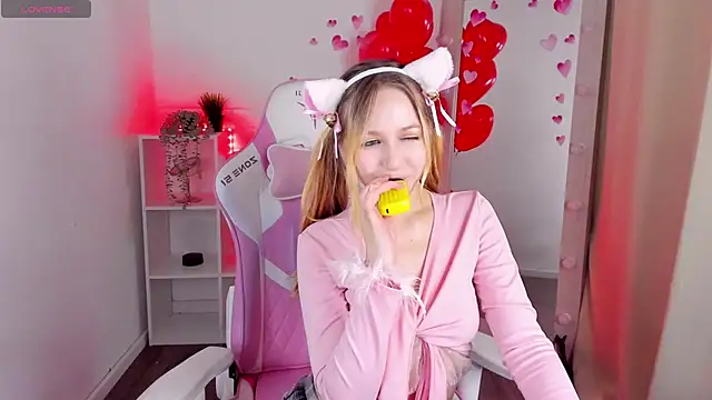 Snapshot of SweetieAngela chatting on 02/18/25, 12:15 SweetieAngela online show from 02/18/25, 12:15