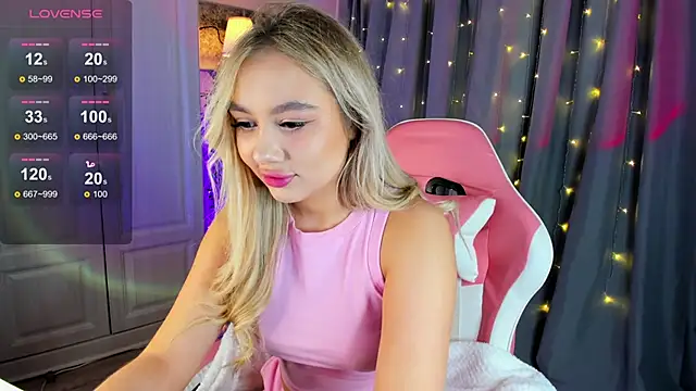 Snapshot of _Loneve__ chatting on 03/06/25, 05:11 Loneve online show from 03/06/25, 05:11