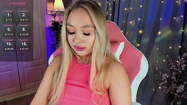 Snapshot of _Loneve__ chatting on 03/22/25, 08:37 Loneve online show from 03/22/25, 08:37