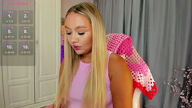 Snapshot of _Loneve__ chatting on 09/18/25, 03:58 Loneve online show from 09/18/25, 03:58