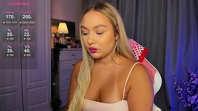 Snapshot of _Loneve__ chatting on 10/11/25, 01:31 Loneve online show from 10/11/25, 01:31