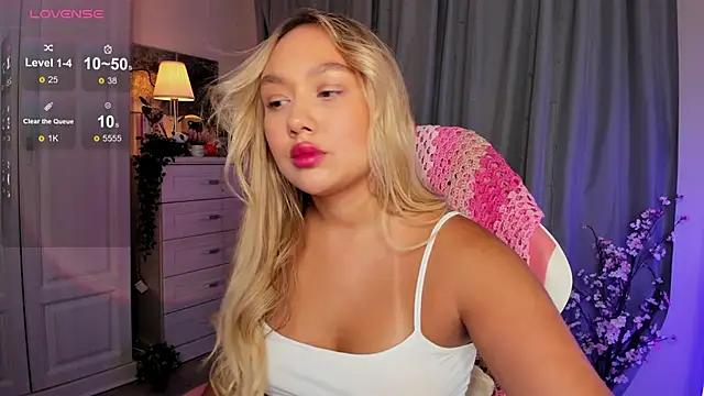 Snapshot of _Loneve__ chatting on 10/12/25, 01:54 Loneve online show from 10/12/25, 01:54