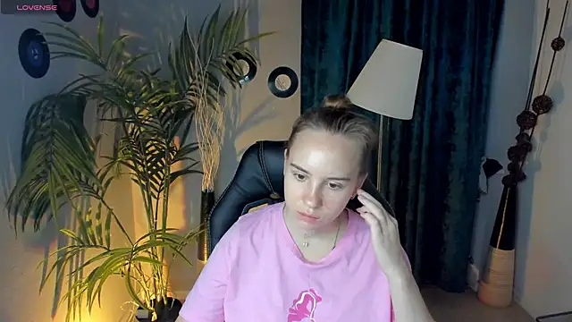 Snapshot of Lika_0ne chatting on 09/30/25, 10:20 Lika 0ne online show from 09/30/25, 10:20