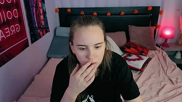 Snapshot of Lika_0ne chatting on 11/14/25, 12:04 Lika 0ne online show from 11/14/25, 12:04