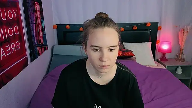 Snapshot of Lika_0ne chatting on 11/17/25, 12:00 Lika 0ne online show from 11/17/25, 12:00