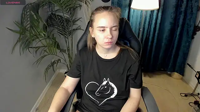 Snapshot of Lika_0ne chatting on 11/19/25, 12:05 Lika 0ne online show from 11/19/25, 12:05